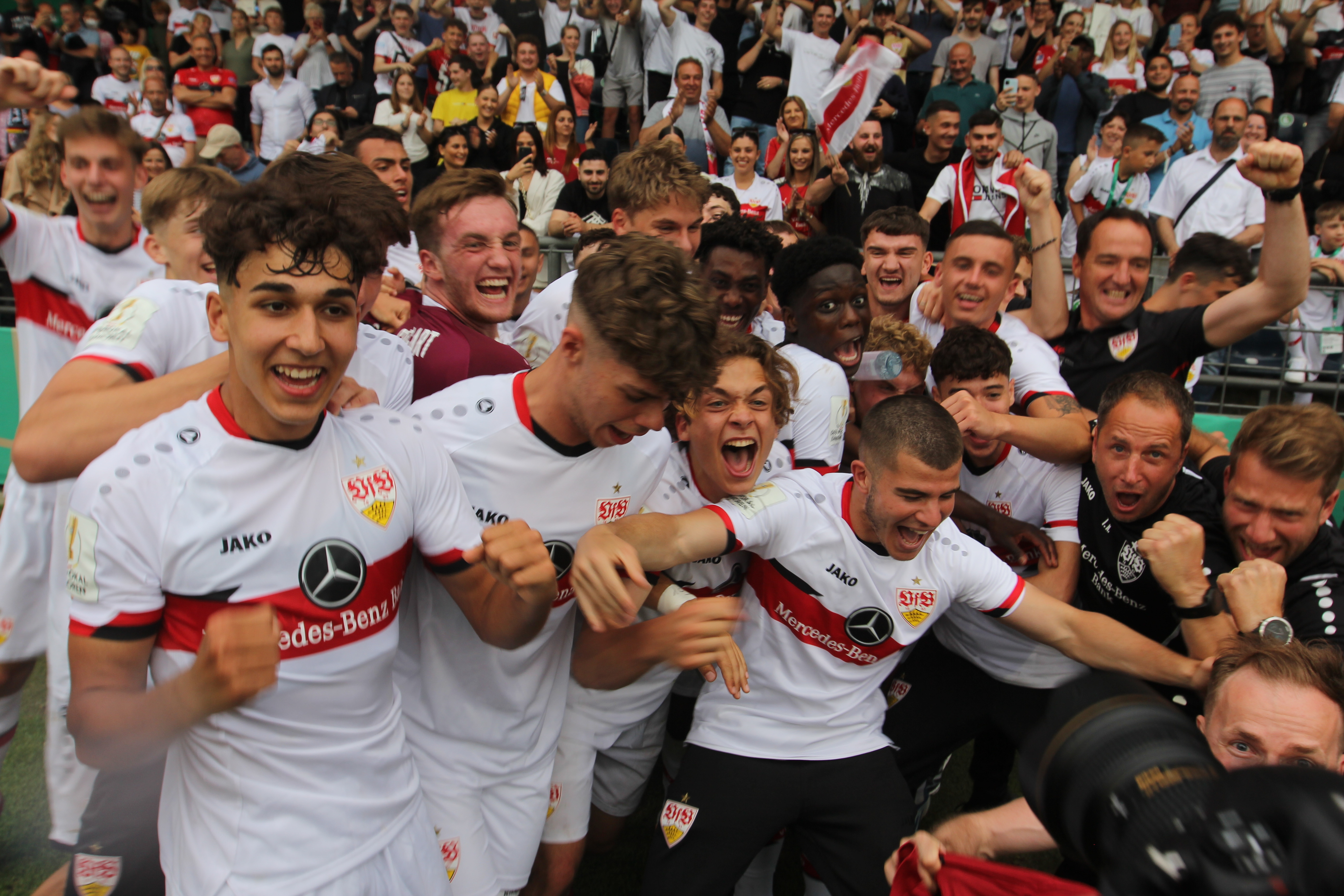 Raul Paula (links) mit seinen Teamkollegen nach dem Gewinn des DFB-Pokals gegen Dortmund. Bild: VfB Stuttgart