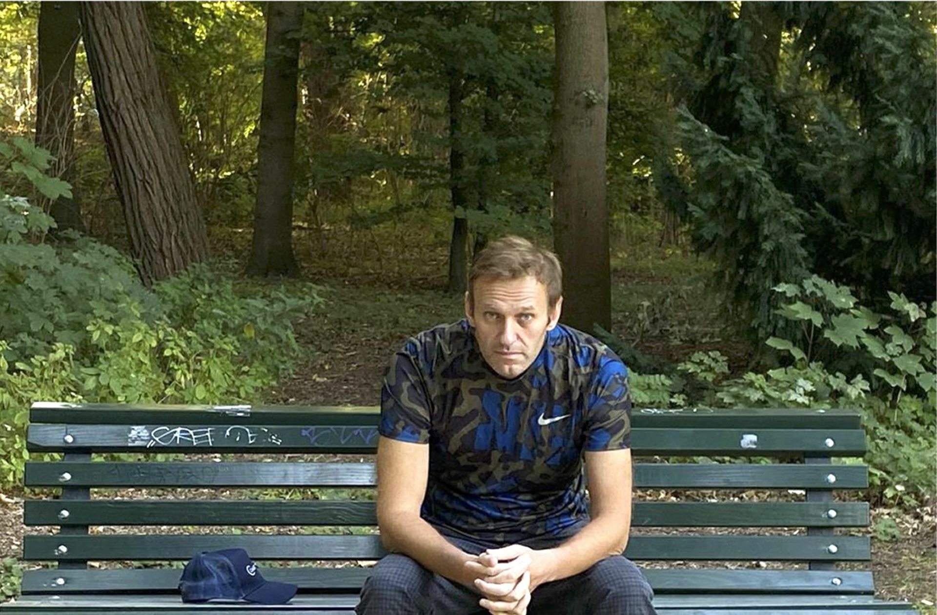 Der russische Regierungskritiker Alexej Nawalny auf einer Parkbank.