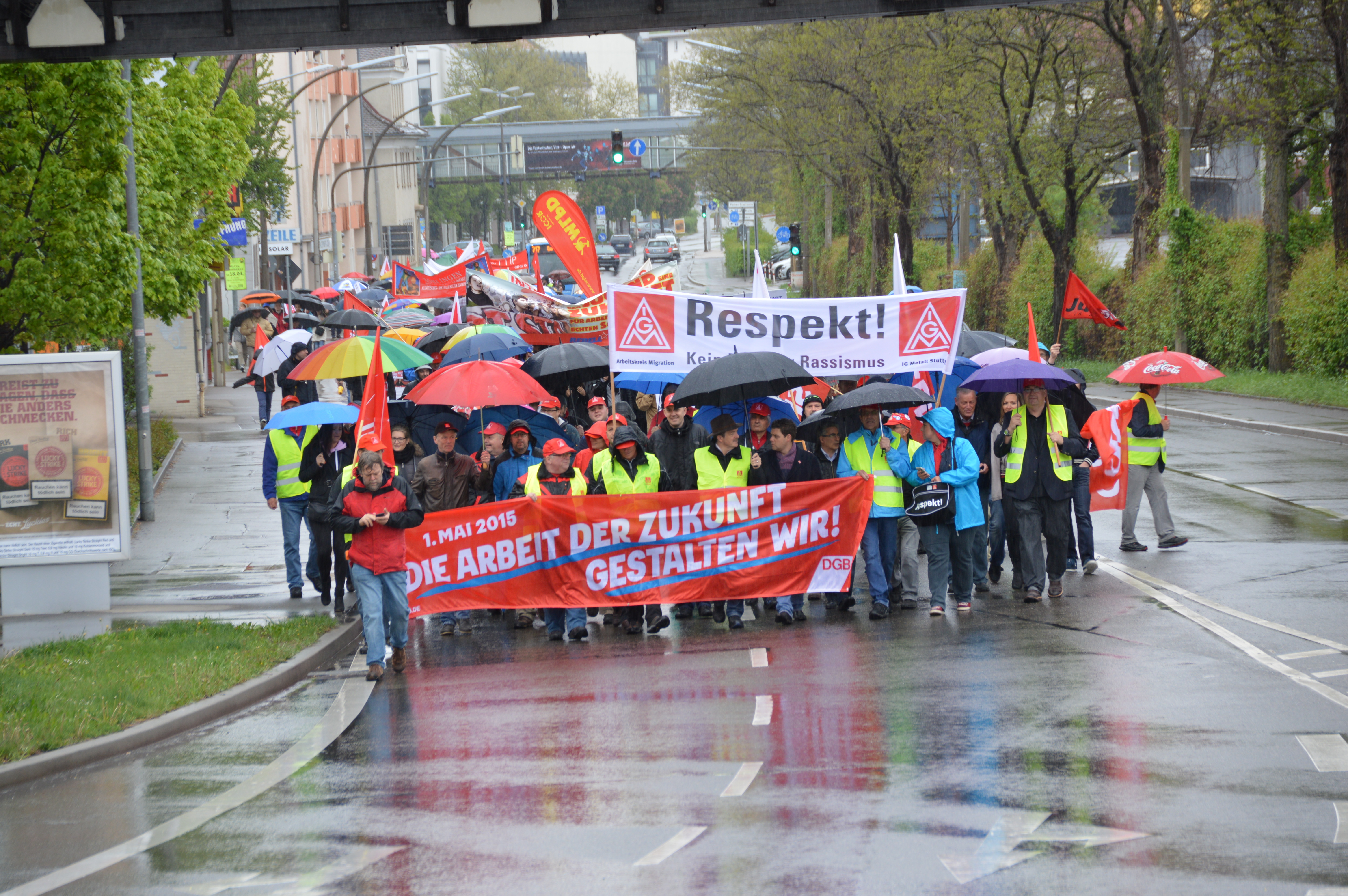 Sie trotzten dem Regen: die etwa 600 Teilnehmer des Demonstrationszuges in der Hanns-Martin-Schleyerstraße, auf dem Weg vom Bahnhof über den Calwer Bogen zur Mai-Kundgebung des Deutschen Gewerkschaftsbundes auf dem Sindelfinger Marktplatz.	Bild: Reichert