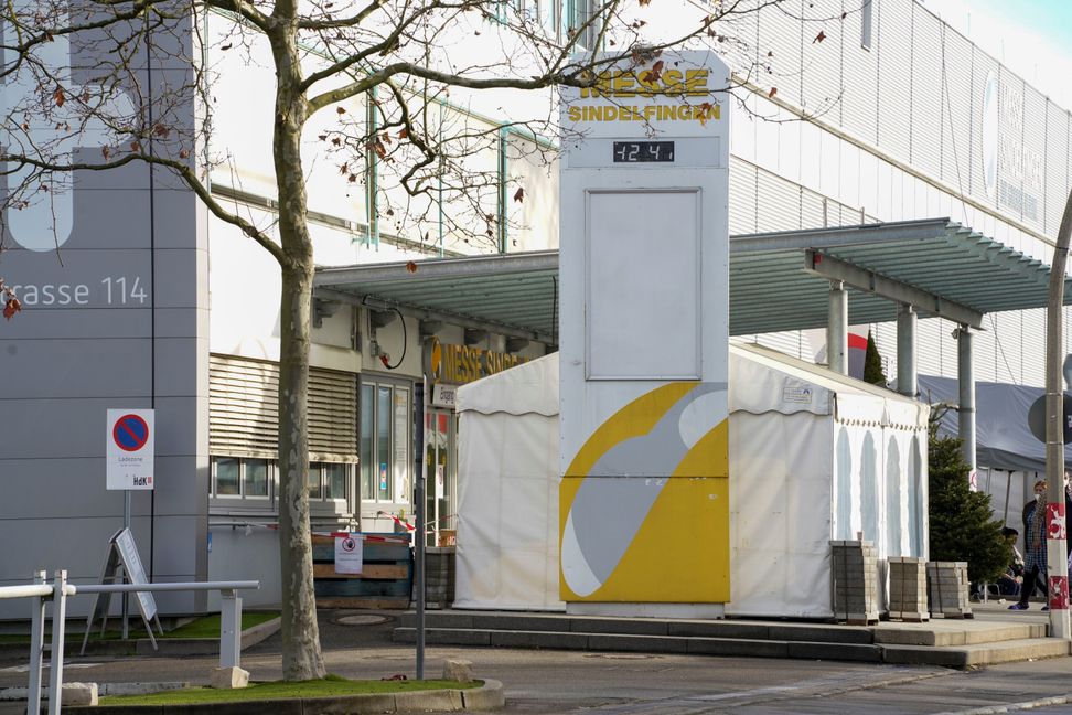 An der ehemaligen Messe in Sindelfingen angekommen, ging es für die Geflüchteten auch gleich wieder zurück nach Halle. Bild: Dettenmeyer/A