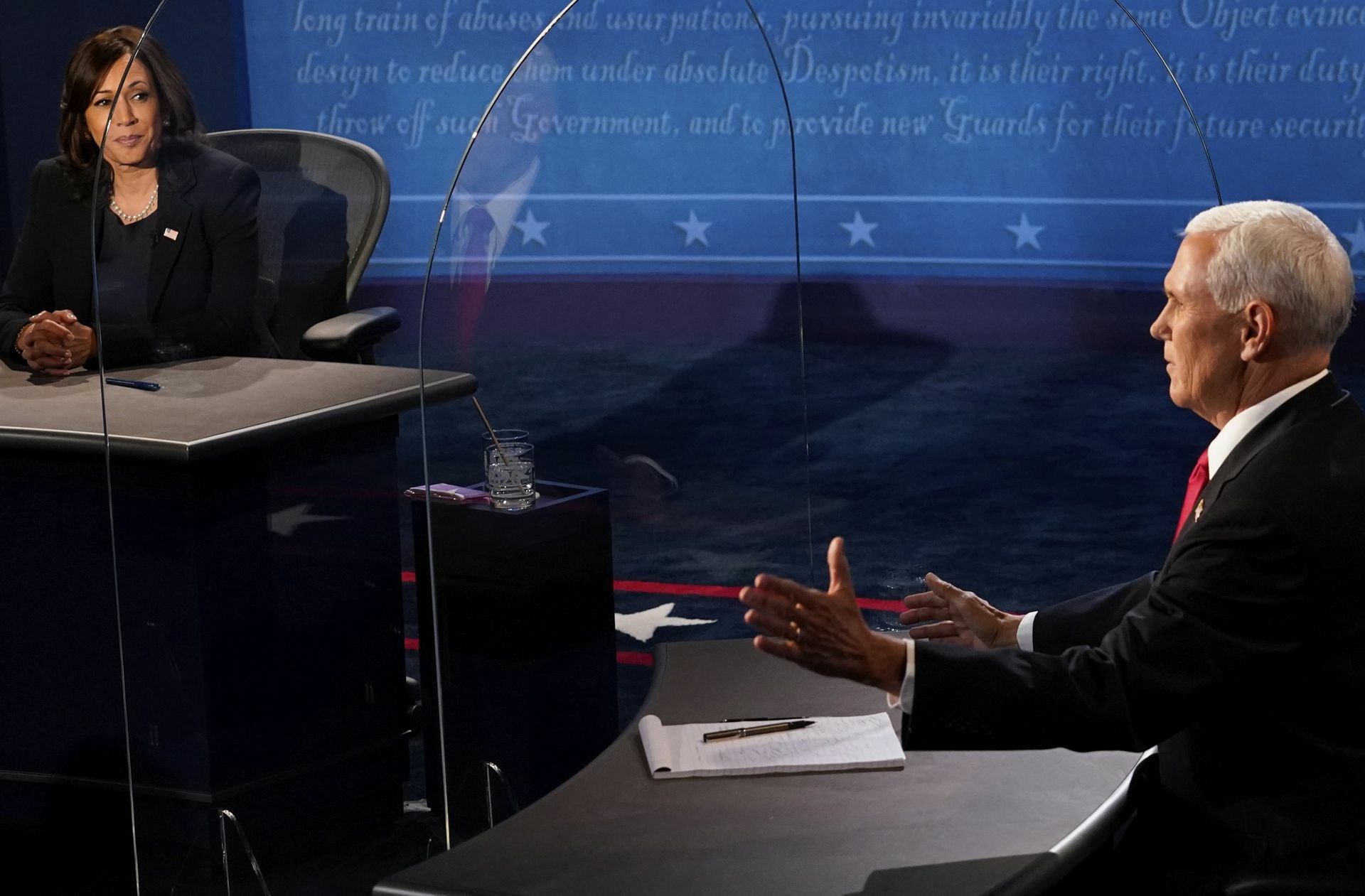 Getrennt durch Scheiben bemühen sich Kamala Harris und Mike Pence um einen verbalen Schlagabtausch.