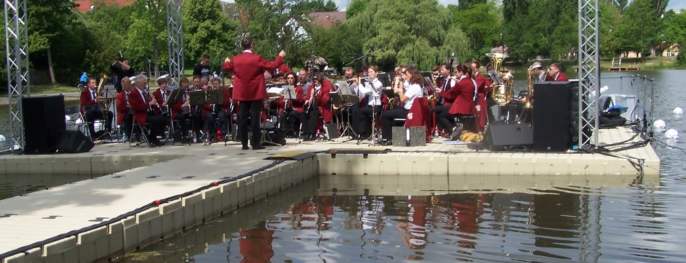 Bereits 2016 gab es die Wassermusik auf dem Sindelfinger Klostersee. Auch auf unserem Archivbild ist Markus Nau der Dirigent.     Bild: Steiner/A