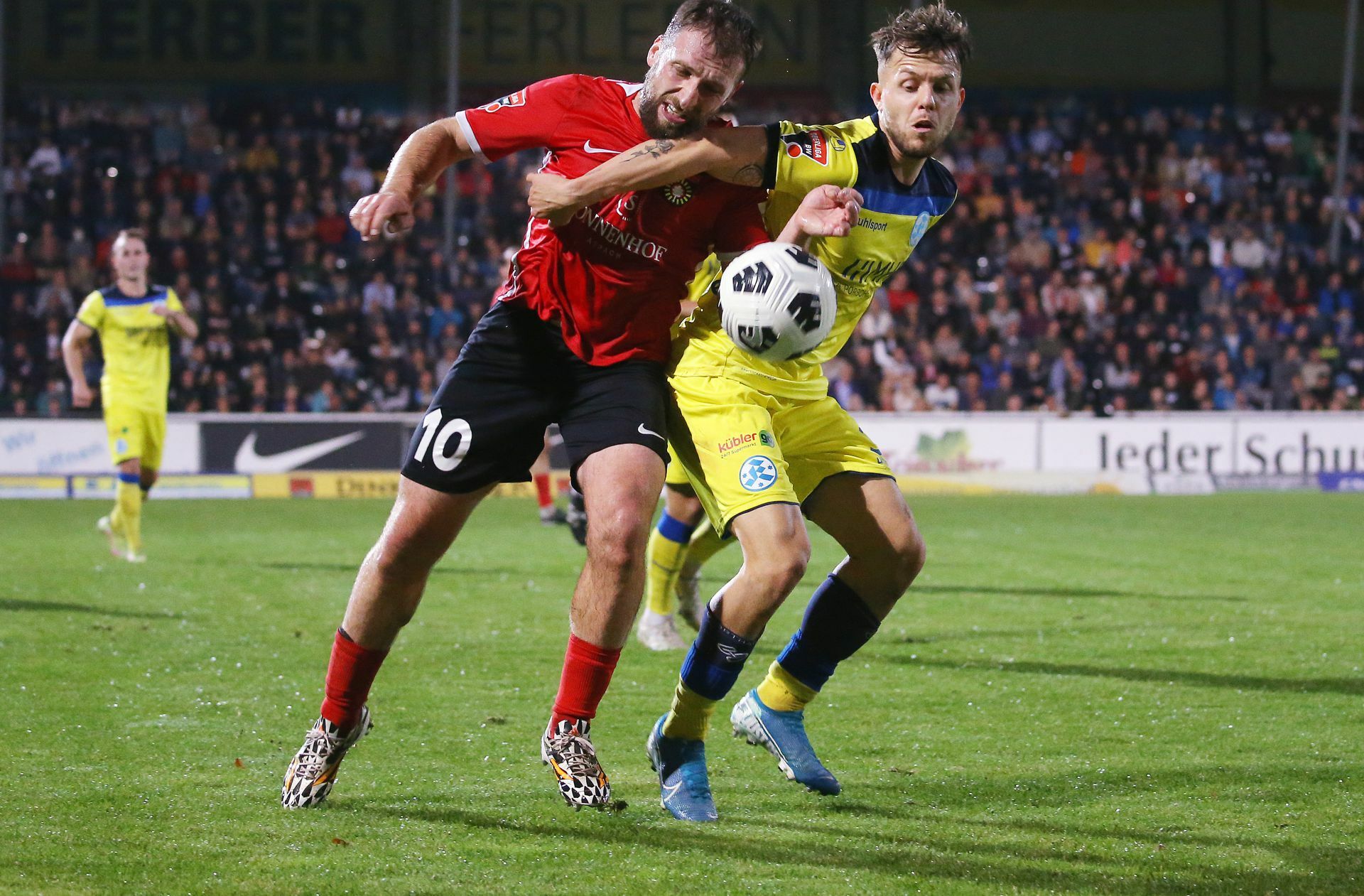 Großaspachs Hakan  Kutlu  (li.) beim 0:3 im Hinspiel im Zweikampf mit Kickers-Verteidiger David Kammerbauer – schaffen beide Teams den Aufstieg?