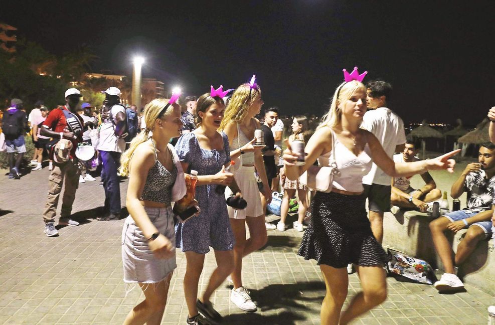 Menschen vergnügen sich abends an der Strandpromenade von Palma. Die Sieben-Tage-Inzident steigt auf den Balearen auf 439.
 Foto: dpa/Clara Margais