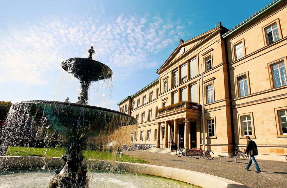 Können württembergische Herzöge, die auch antisemitische und despotische Züge besaßen, noch als Vorbild für eine Hochschule im 21. Jahrhundert sein? Das wird an der Universität Tübingen (im Bild die Neue Aula) jetzt geprüft.
 Foto: dpa/dpa
