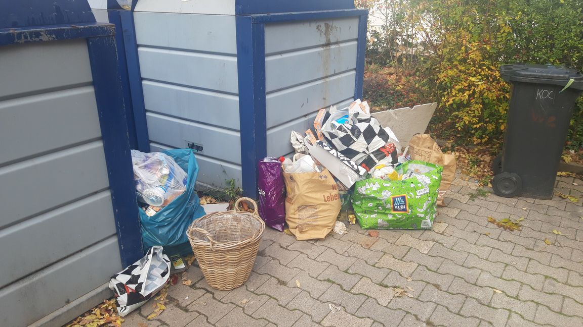 "Hier stinkt's zum Himmel": Illegal  entsorgter Müll bei den Altglas-Containern an der Webschule. Bild: z