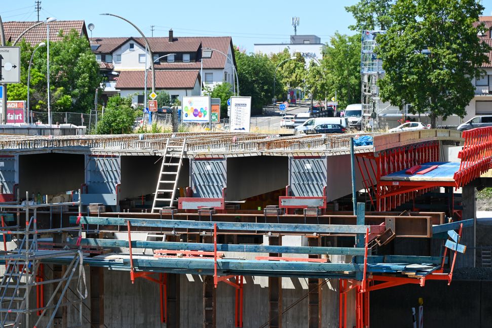 Drei der insgesamt 14 Verbundträger, die die Grundlage für die Brücke bilden, sitzen bereits auf dem Mittelpfeiler. Bild: Nüßle