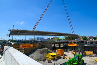 Präzisionsarbeit ist beim Einsetzen der 50 Tonnen schweren Verbundträger aus Stahl und Beton gefragt. Bild: Nüßle