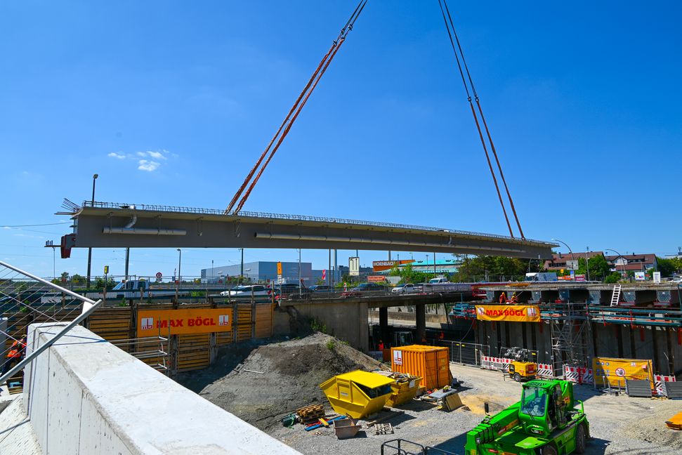 Präzisionsarbeit ist beim Einsetzen der 50 Tonnen schweren  Verbundträger aus Stahl und Beton gefragt. Bild: Nüßle