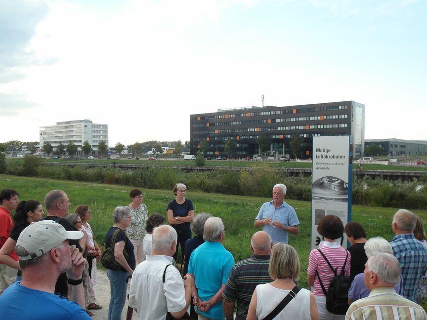 Die Sindelfinger Museumsleiterin Illja Widmann, deren Mitarbeiterin Ursula Ebel und der Hobby-Geschichtsforscher Reinhard Knoblich (von links) haben bei einem Spaziergang über das Flugfeld die Geschichte des ersten Württembergischen Landesflughafens erläutert und dabei die sechs Stationen des im Februar eingeweihten Stelenwegs vorgestellt. Bild: Staber