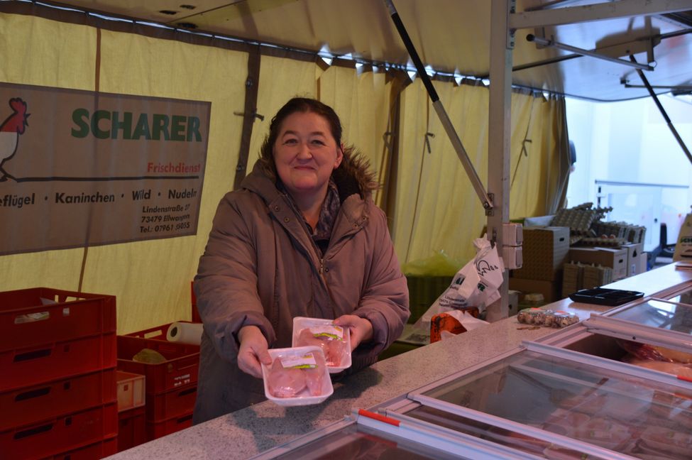 Von Gabriele Korger gibt es am Stand von Rudolf Scharer die Kaninchenkeulen von der Ostalb. Bild: Wegner