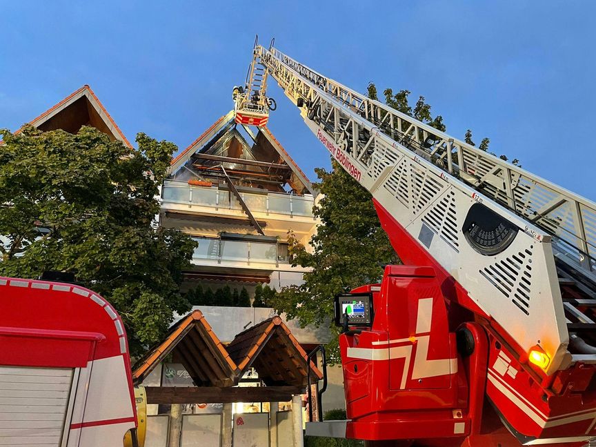 Die Feuerwehr ist in der Schönaicher Bahnhofstraße im Einsatz. Bilder: SDMG/Dettenmeyer