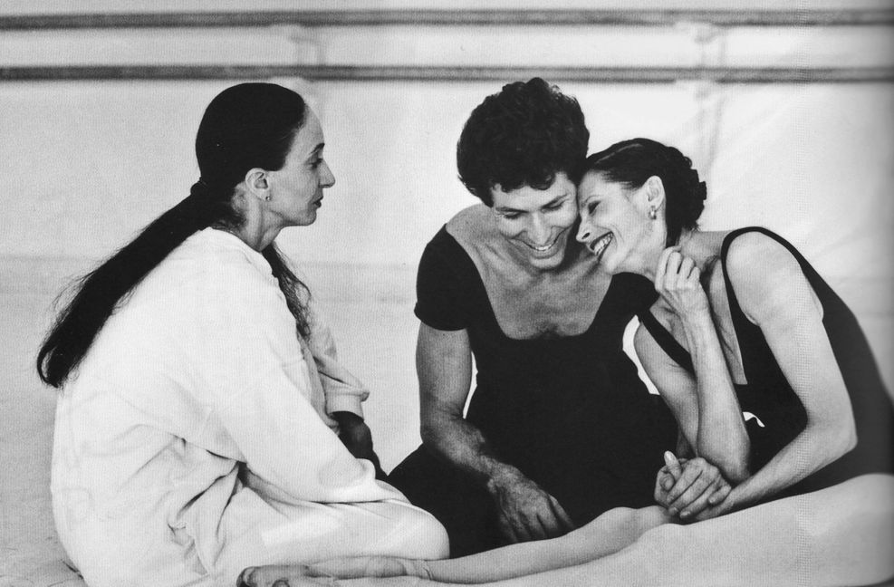 Marcia Haydée (links) war in Stuttgart Ballettdirektorin, Big Mama, Tänzerin und Choreografin. Unser Foto zeigt sie im Gespräch mit Richard Cragun und Birgit Keil.