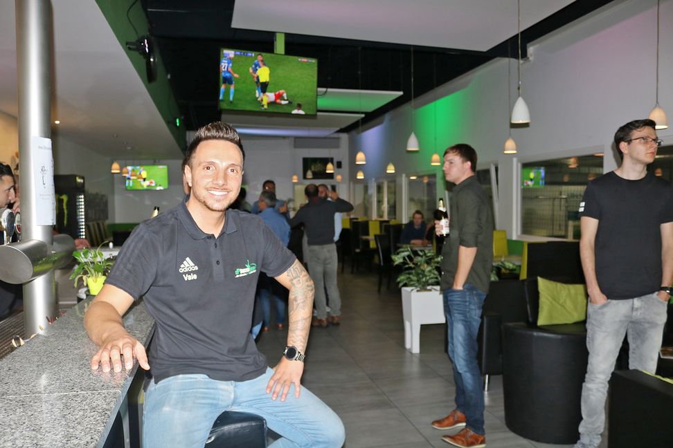 Soccer-Arena-Betriebsleiter Valentino Manca im Gastro-Bereich beim Fußballschauen auf einem der drei großen Flachbildschirme.Bild: Bilaniuk