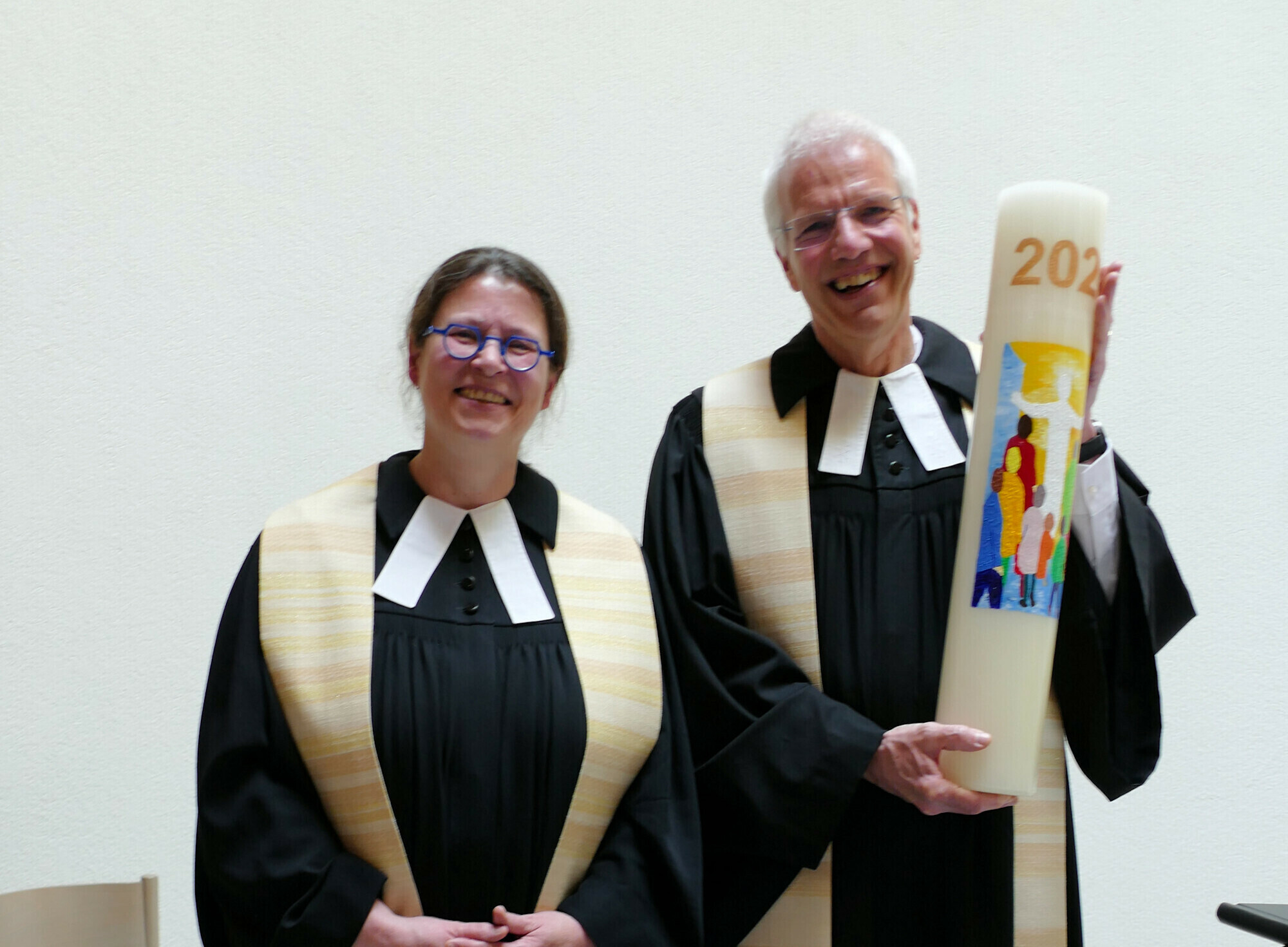Friederike Strauß und Moritz Twele bekamen zum Abschied ihre letzte Osterkerze als Geschenk.   Bild: Lück