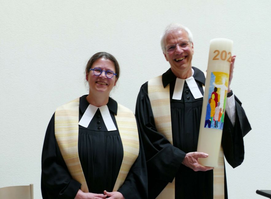 Friederike Strauß und Moritz Twele bekamen zum Abschied ihre letzte Osterkerze als Geschenk. Bild: Lück