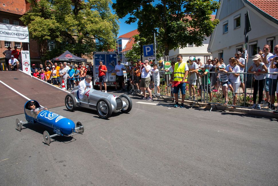 Am Start noch auf gleicher Höhe, hatte Bersan Baris mit der historischen Kisten am Ende gegen Bürgermeister Ioannis Delakos (im Silberpfeil) die Nase vorn. Bild: Nüßle