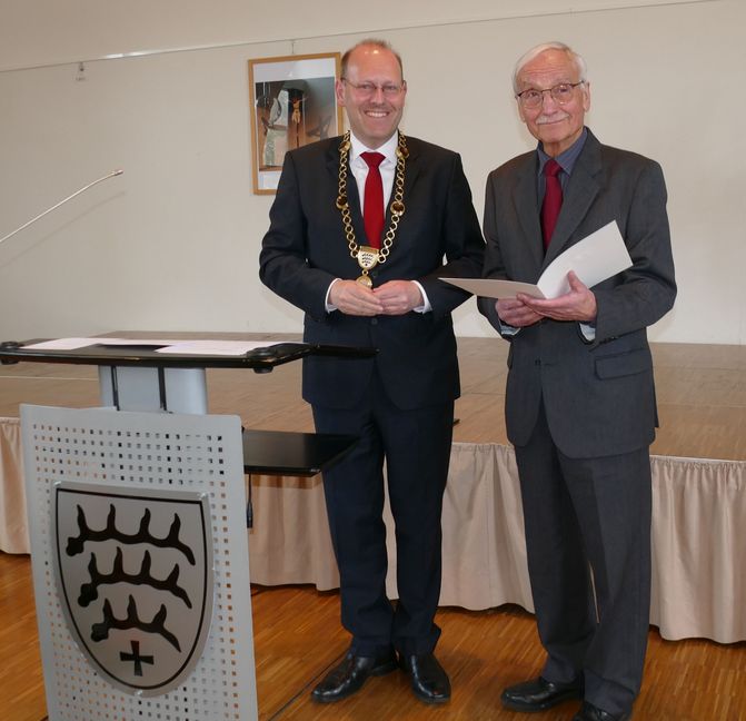 Sindelfingens Oberbürgermeister Dr. Bernd Vöhringer (links) ehrt Manfred Beuttler für sein vielfältiges Engagement. Bild: Lück