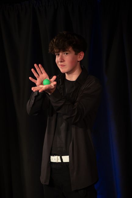 Noel Prellwitz, Mitglied im magischen Zirkel Stuttgart, verblüfft die Zuschauer im Sindelfinger Theaterkeller.     Bild: Nüßle