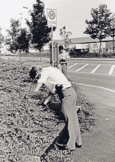 Juli 1995: Polizeibeamte am Tatort in der Tilsiter Straße.                       Bild: Stampe/Archiv