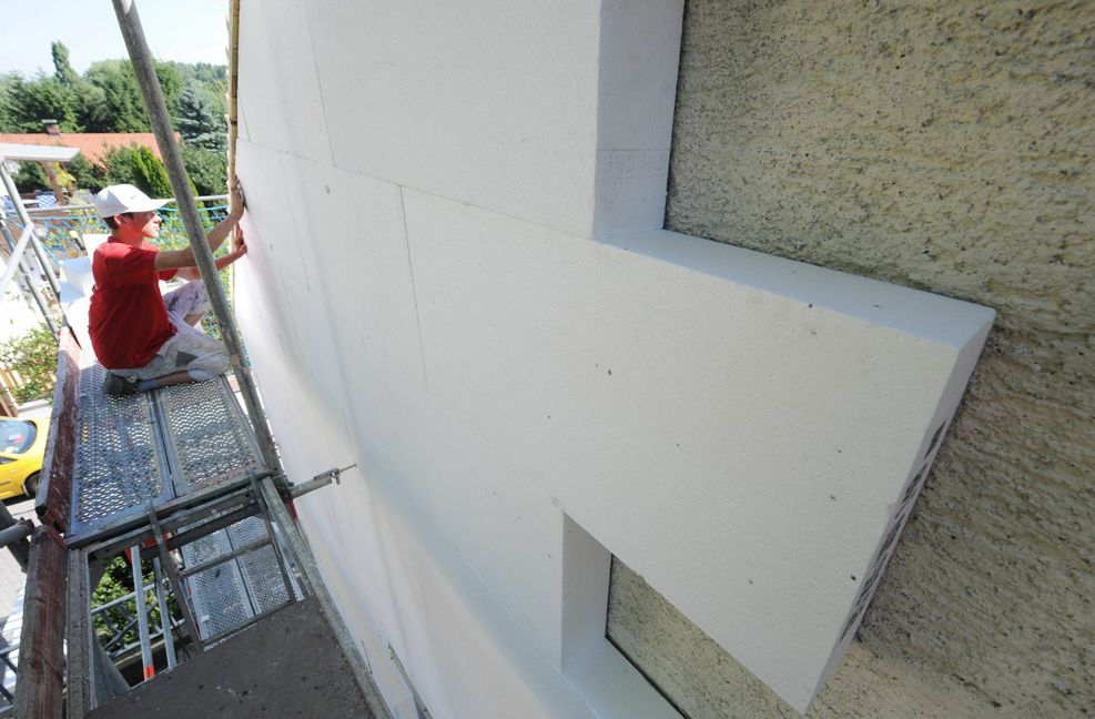 Dämmen spart Heizkosten, doch oft kommen brennbare Stoffe wie Polystyrol zum Einsatz....