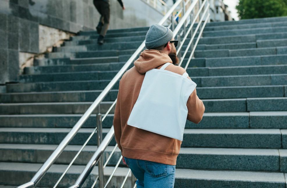 ... jetzt schon auf der Hipsterschulter – aber nur wer den Jutesack mehrmals nutzt, schützt auch wirklich die Umwelt.