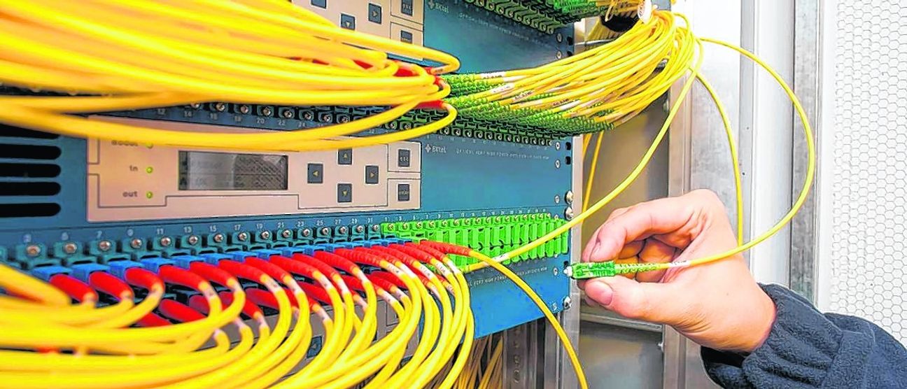 Wo ein Laie verzweifeln würde, setzen die Profis der Sindelfinger Stadtwerke mit geübter Hand das richtige Kabel an die richtige Stelle. Damit die Telekommunikation in der Stadt zuverlässig funktioniert. Bild: z