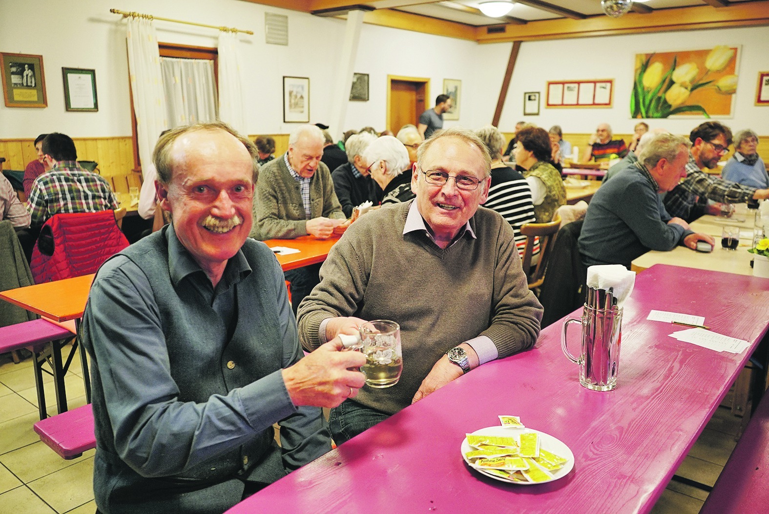 Prosit! Hobbywinzer Thomas Speer (links) stößt mit dem Vorsitzenden der Gartenfreunde Ochsenallmende Franz Kessel auf ein erfolgreiches Besenwochenende an. Bild: Heiden