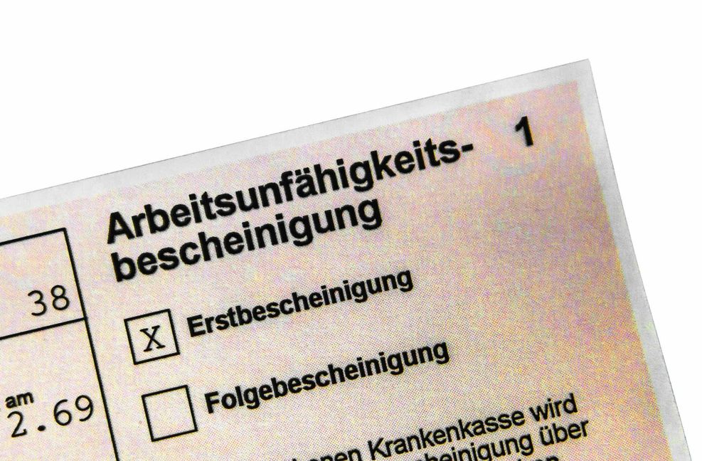 Wer aufgrund einer Erkrankung nicht zur Arbeit kommen kann, muss seinem Vorgesetzten umgehend Bescheid geben.