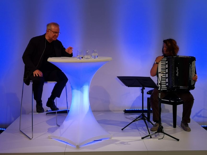 Joachim Król bei seiner Lesung im Sindelfinger Schauwerk. Bild: z