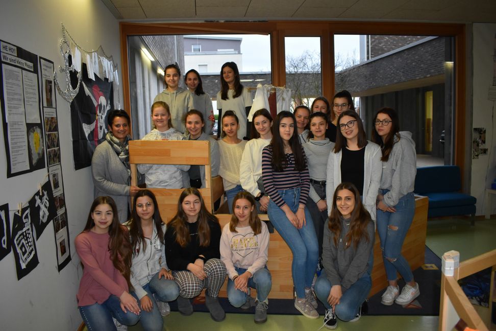 Auf dem Bild links die Leiterin der Kita, Susann Gerstweiler, mit den Schülern der achten und neunten Klasse der Realschule Hinterweil.                    Bild: Zondler