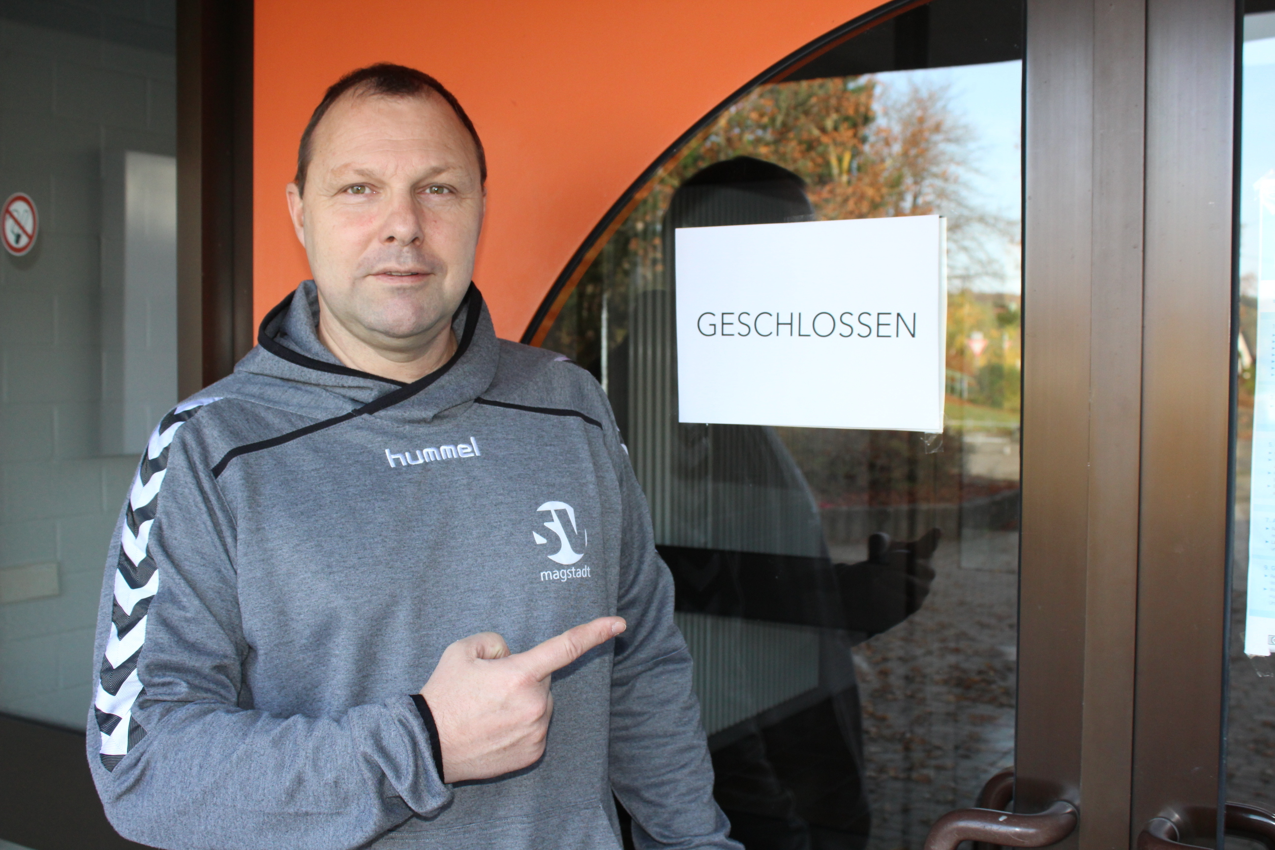Geschlossene Sportstätten auch in Magstadt: Der SVM-Vorsitzende Stephan Scheel vor der aufgrund des derzeit geltenden Teil-Lockdowns nicht nutzbaren Sporthalle.  Bild: z