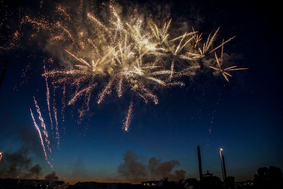 Zum Abschluss des ersten Tages erleuchtete ein beeindruckendes Feuerwerk den Abendhimmel über dem Flugfeld.