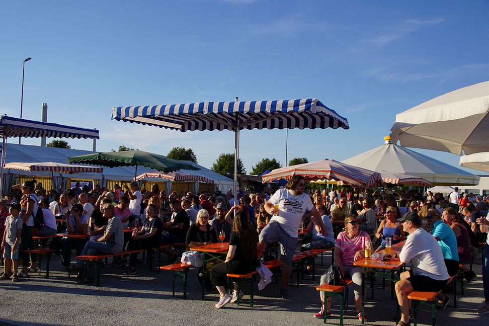 Bereits am Nachmittag erwies sich das Flugfeld-Fest als Publikums-Magnet.     Bilder: Dettenmeyer