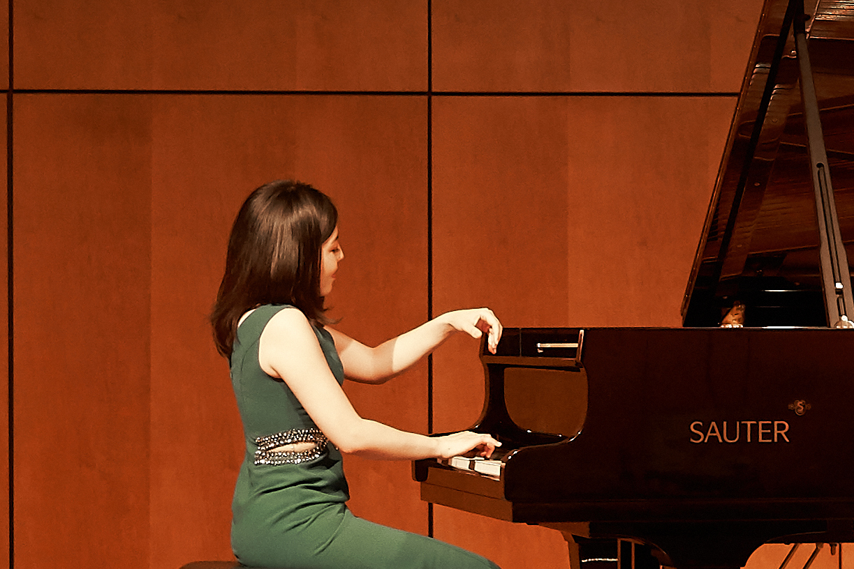 Fuko Ishii beim Pianistenfestival in der Böblinger Kongresshalle. Bild: Heiden