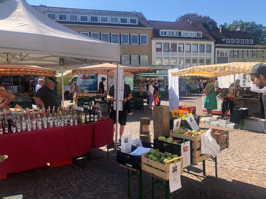 Leckereien aus der Region, aber auch aus Italien gab es am Samstag beim Bauernmarkt in Sindelfingen. Bild: z
