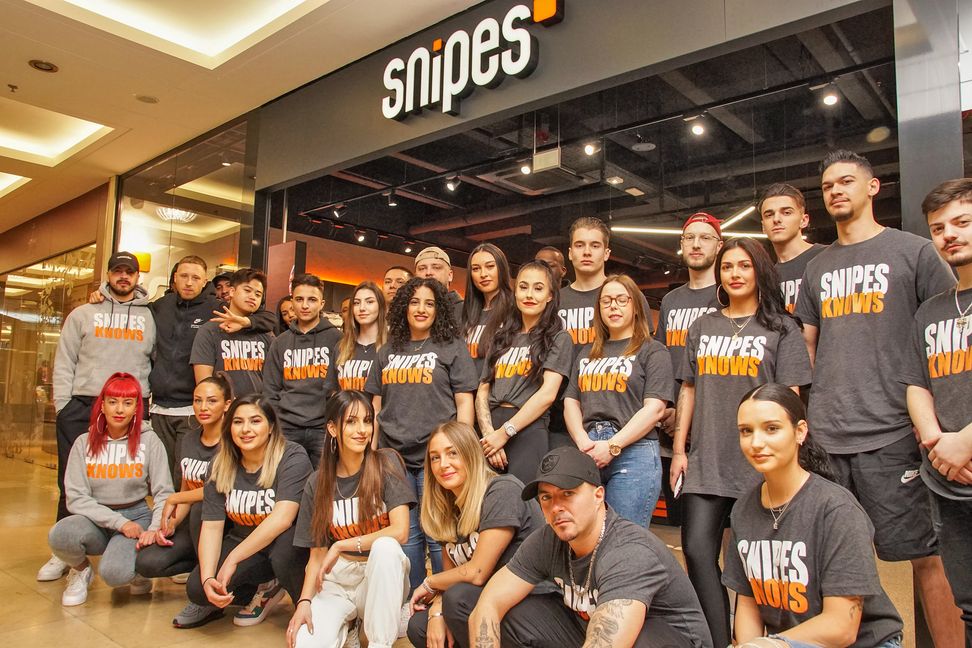 Bestens gewappnet für die Eröffnung: das Snipes-Team um Filialleiter Marcel Haug (kniend, Zweiter von rechts). Bild: Dettenmeyer