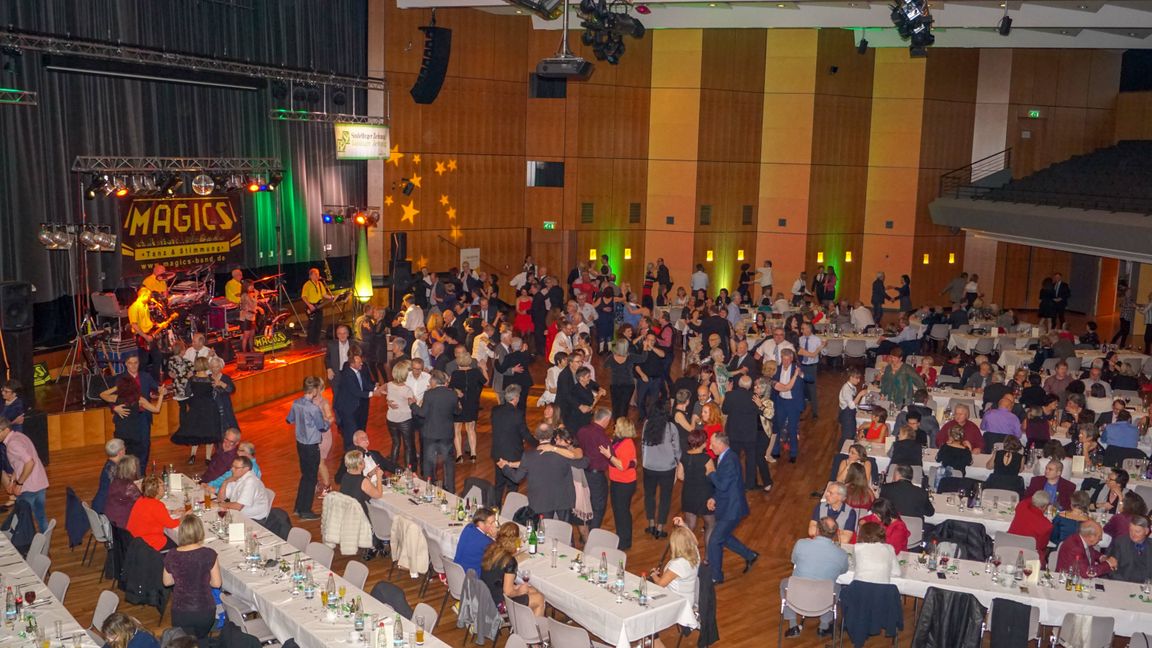 Mehr als 300 Gäste feierten in der Kongresshalle mit der SZ/BZ ins neue Jahr. Bilder: SDMG/Dettenmeyer