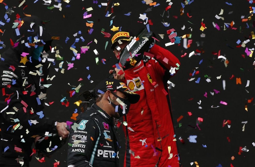 Sebastian Vettel schüttet Champagner auf den Weltmeiste Lewis Hamilton.