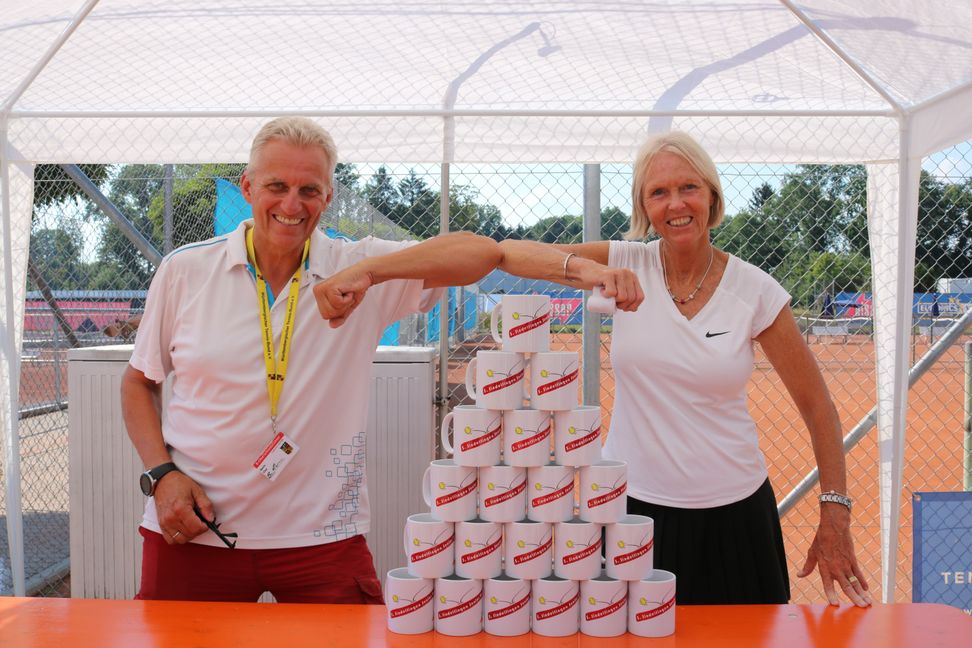 Freuen sich über den gelungenen Turnierverlauf der 5. Sindelfingen Senior Open: Turnierdirektor Boris Clar und die ehemalige Grand-Slam-Siegerin Regina Maršikova, die am Wochenende gleich in zwei Kategorien triumphierte. Bild: Bilaniuk
