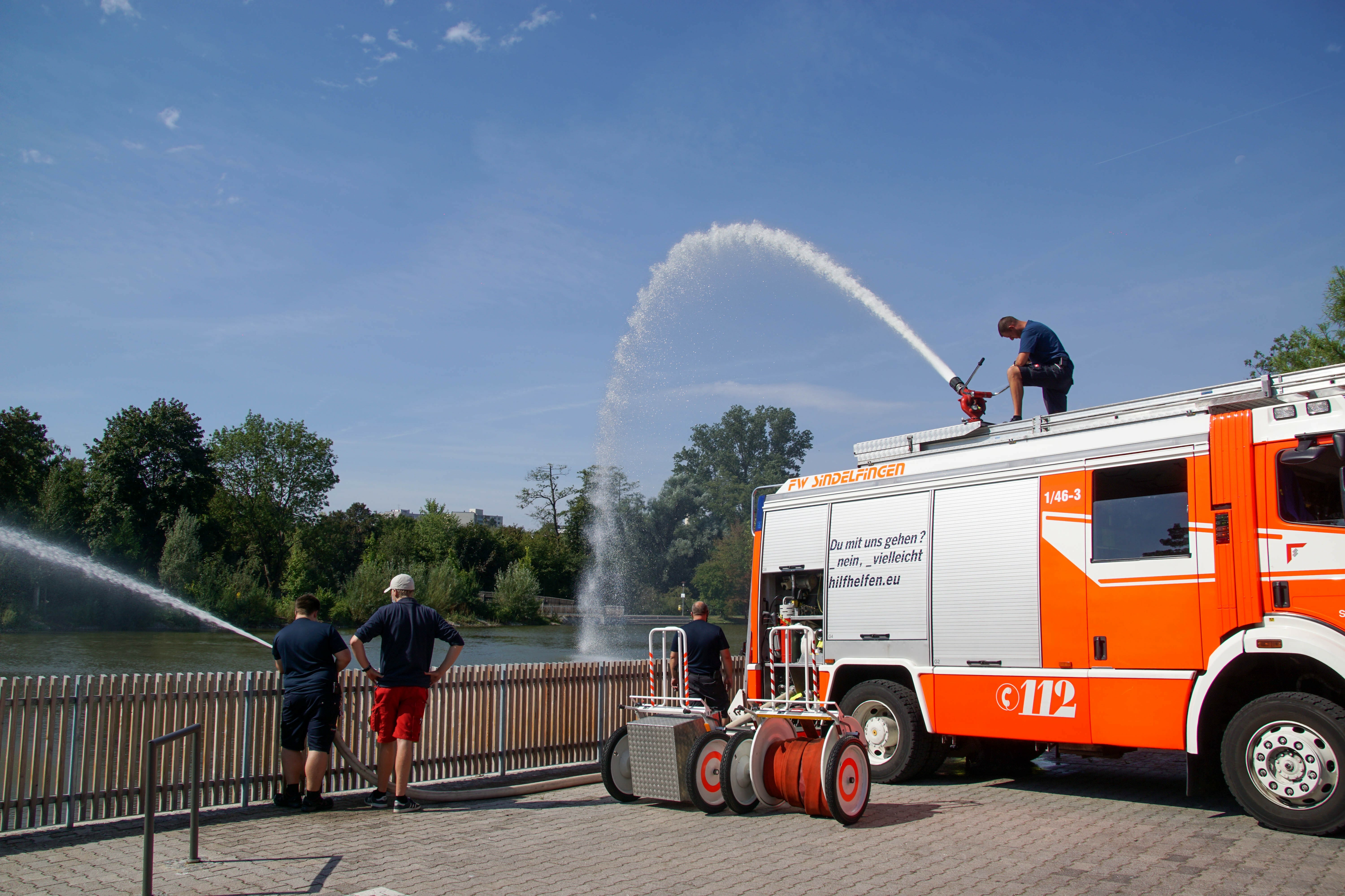 Die Sindelfinger Feuerwehr ist am Montag Vormittag rund 90 Minuten im Einsatz, um das Wasser im Goldbachsee umzuwälzen.  Bild: Dettenmeyer