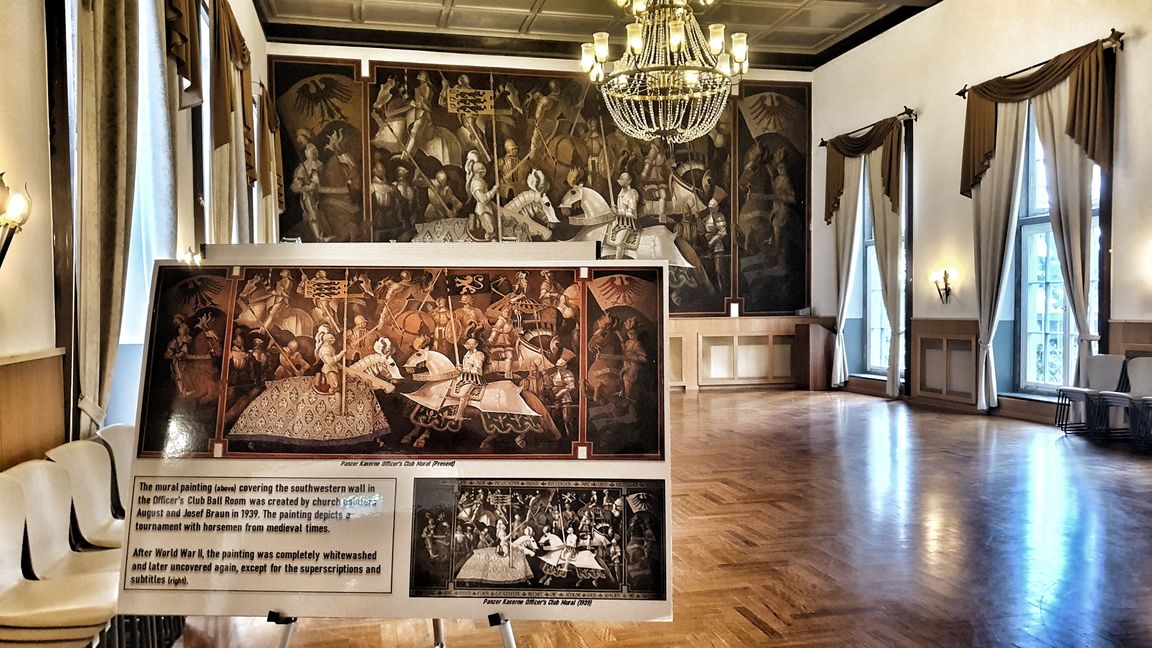 Das Wandgemälde im Ballsaal des ehemaligen Wehrmachts-Offiziersheim verschwand zwischenzeitlich unter Putz und ist heute wieder freigelegt.     Bild: Wegner