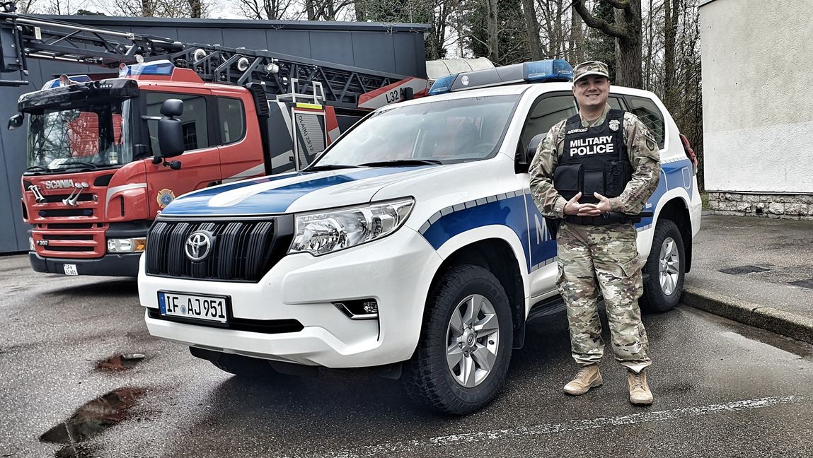 Staff Sergeant erklärt die Arbeit der Militärpolizei.      Bild: Wegner