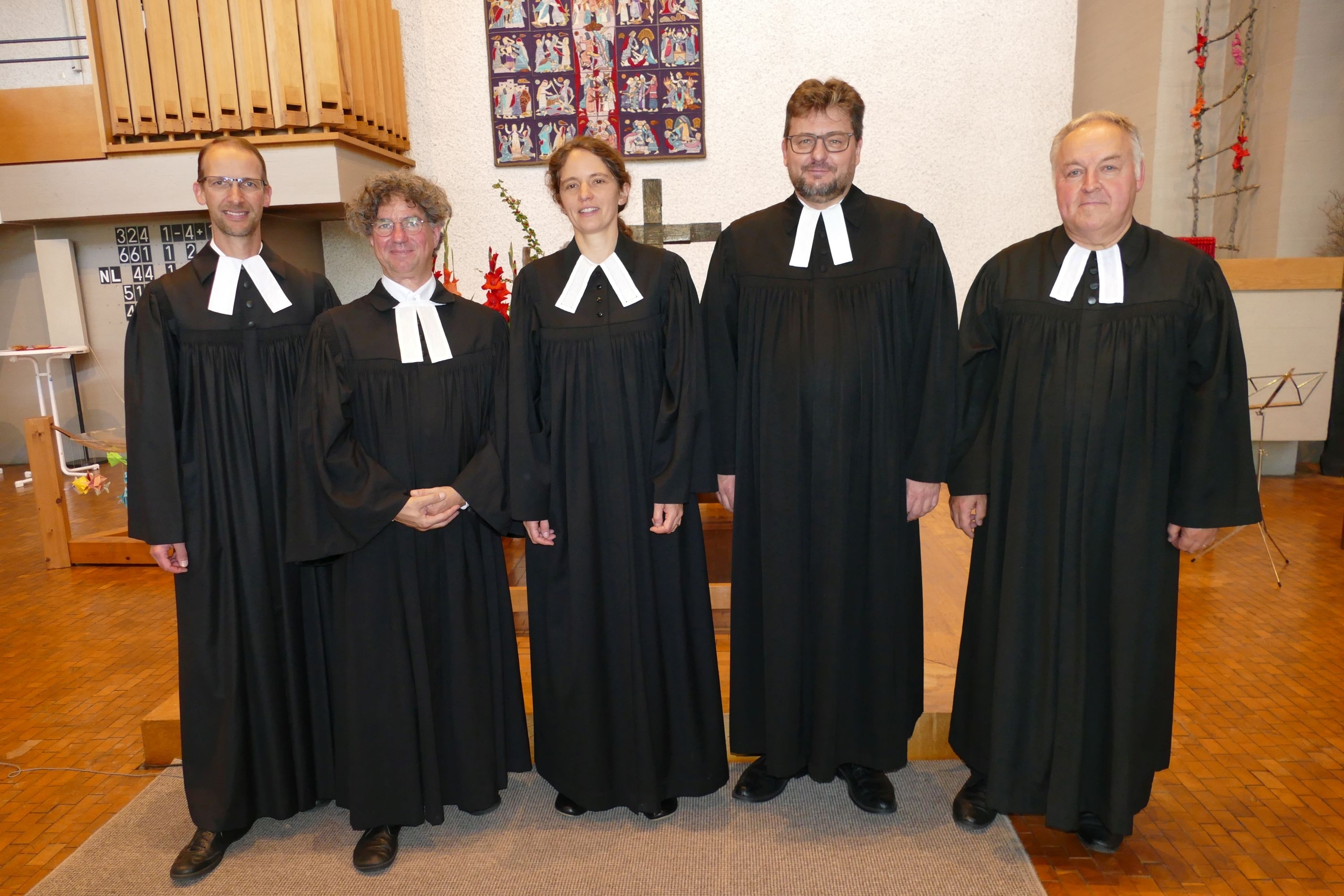 Pfarrer Manuel Hörger, Dr. Jörg Conrad, Gabriele Conrad, Dekan Markus Frasch und Pfarrer Jens Junginger (von links). Bild: Lück