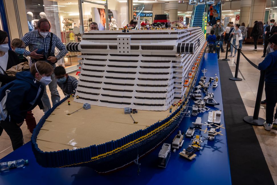 Weltrekord geknackt. Die "MS Breuningerland" ist das längste Modellschiff aus Legosteinen aus der ganze Welt. Bis nächsten Samstag ist es noch in Sindelfingen zu sehen. Bild: Nüßle