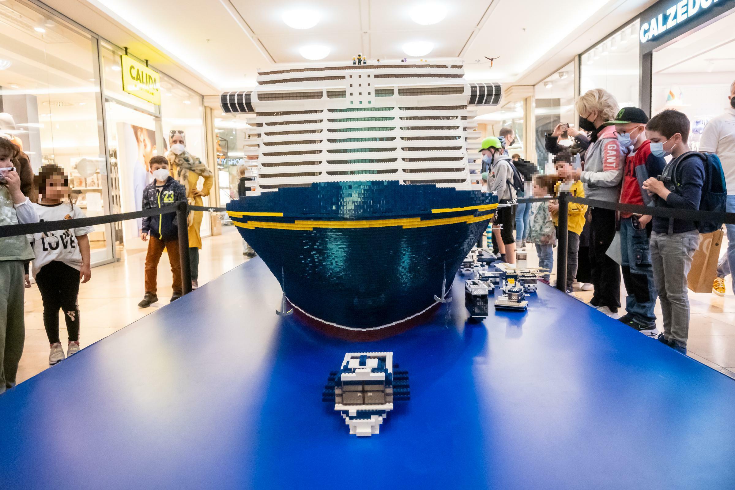 Ganz schön imposant: Die "MS Breuningerland" beeindruckt große und kleine Lego-Fans gleichermaßen.    Bild: Nüßle