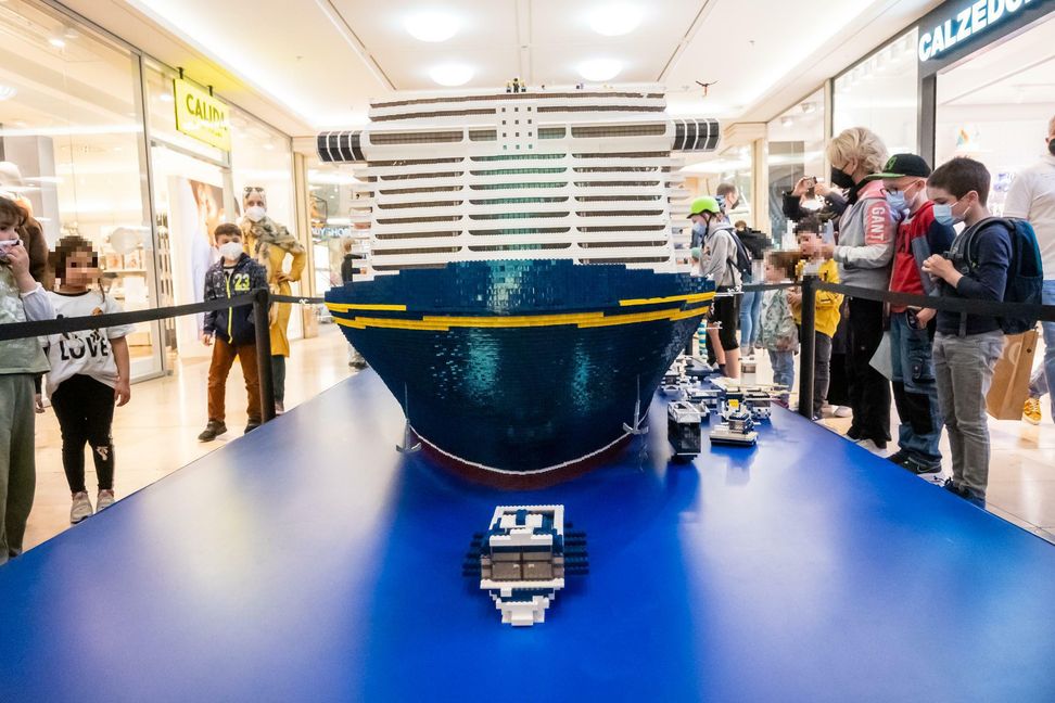 Ganz schön imposant: Die "MS Breuningerland" beeindruckt große und kleine Lego-Fans gleichermaßen. Bild: Nüßle