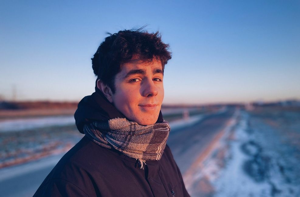 Der 17-jährige Abiturient Anjo Genow fühlt sich als „Versuchskaninchen“ und wehrt sich gegen Präsenzunterricht an Schulen angesichts der steigenden Infektionszahlen.
