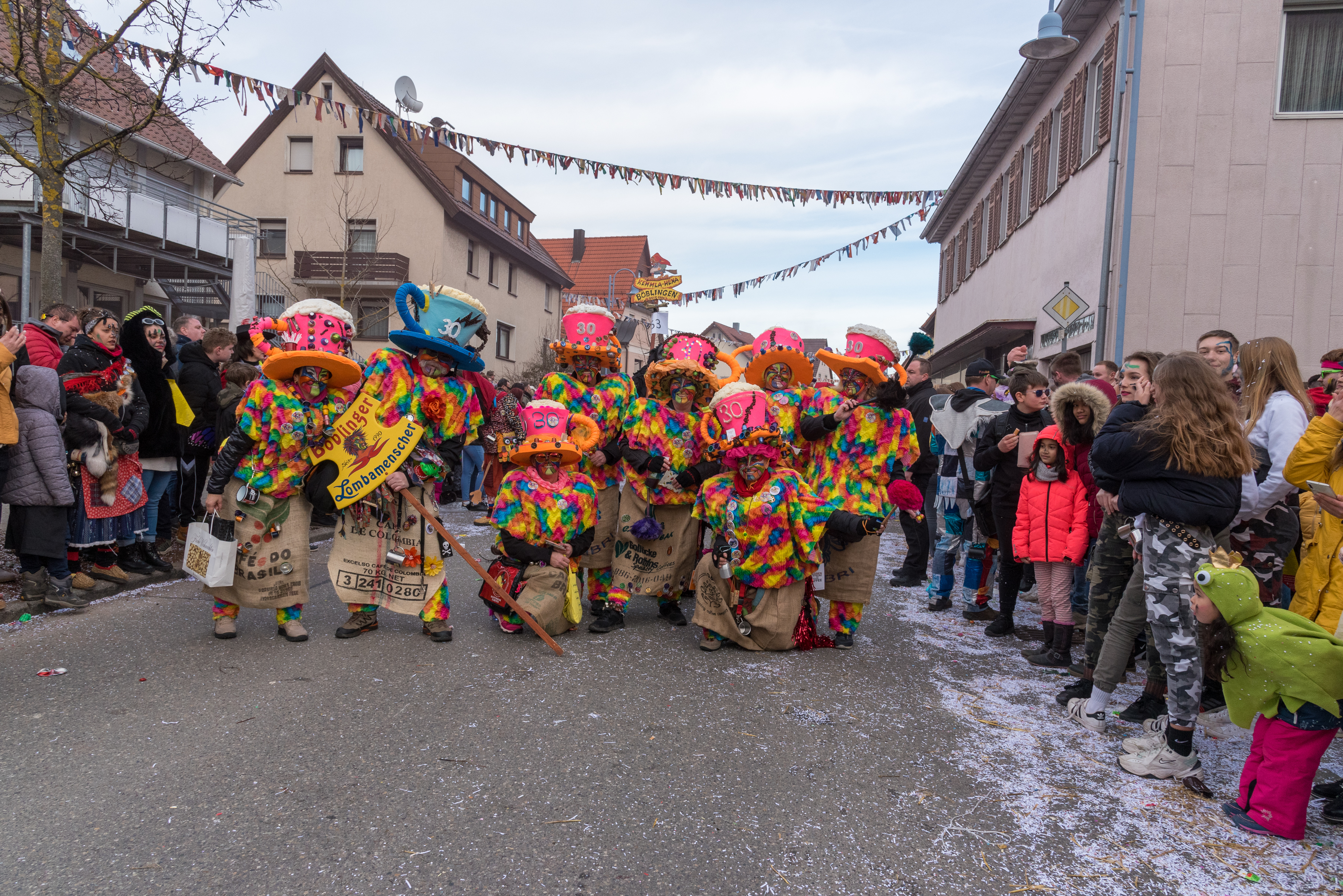 30 Jahre und bunt wie immer, die Böblinger Lombamenscher beim Ehninger Umzug