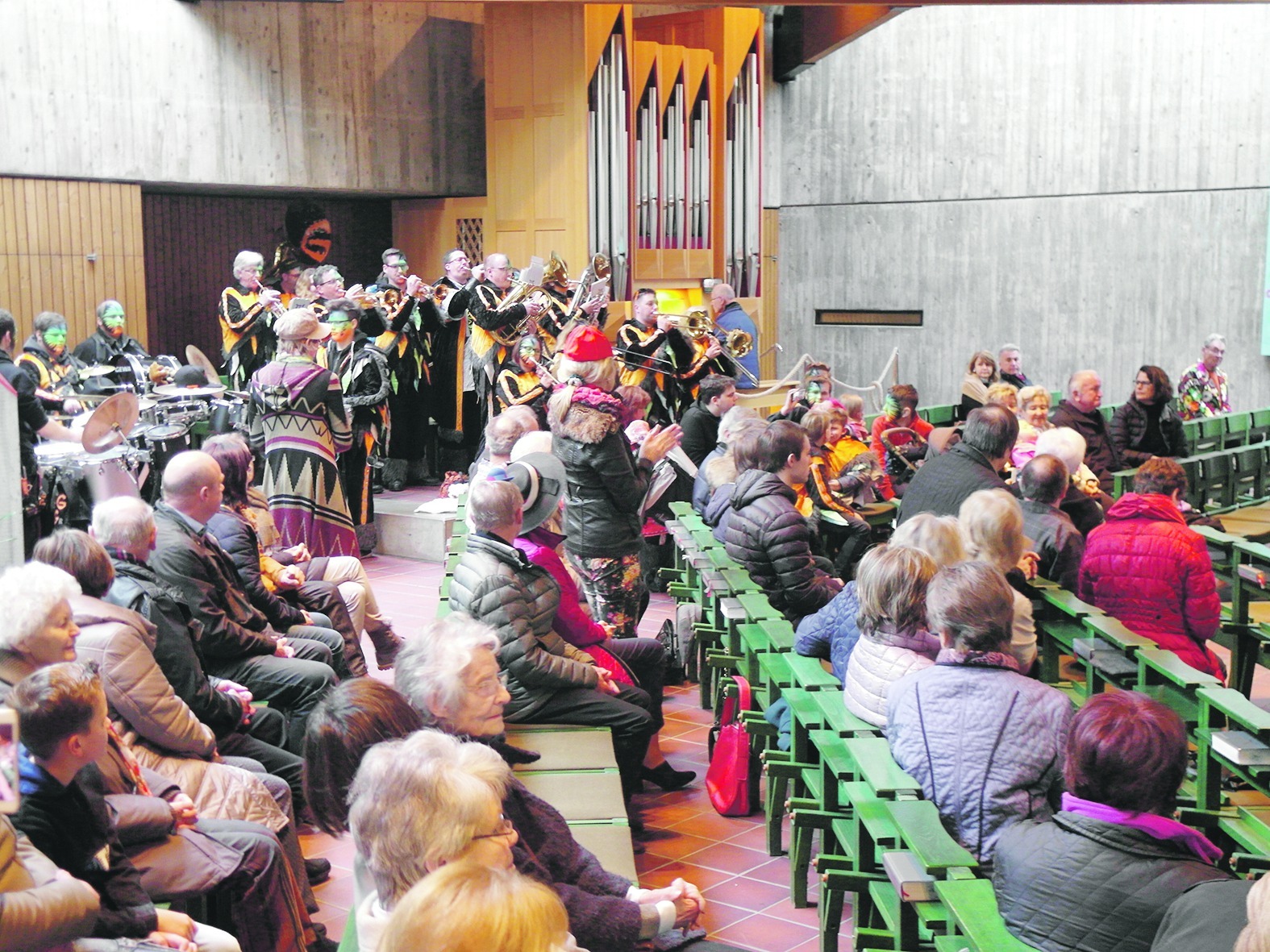 Ungewöhnliche Klänge in der St.-Stephanus-Kirche: Die Gechinger Gacho-Gräzer begleiten den Darmsheimer Fasnetsgottesdienst musikalisch. Bild: Staber